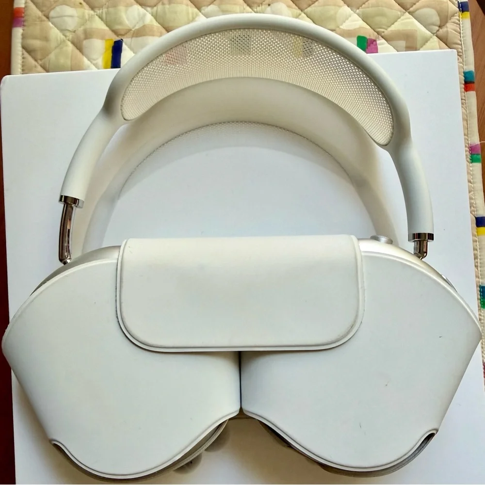 Apple AirPods Max is Silver, some minor scratches, worn less than a dozen times. - Picture 3 of 6